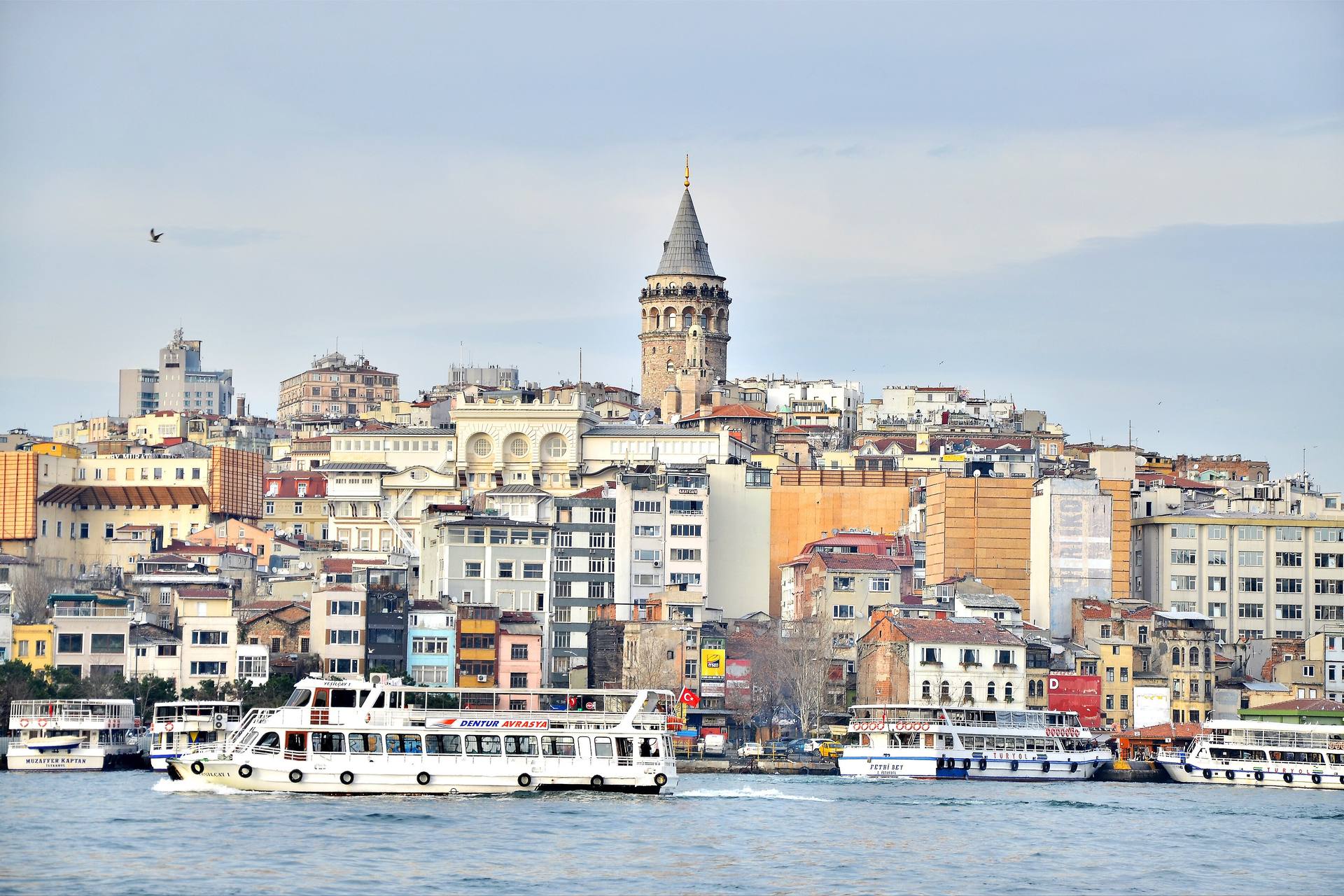 İstanbul — Galata Kulesi ve Karaköy sahili
