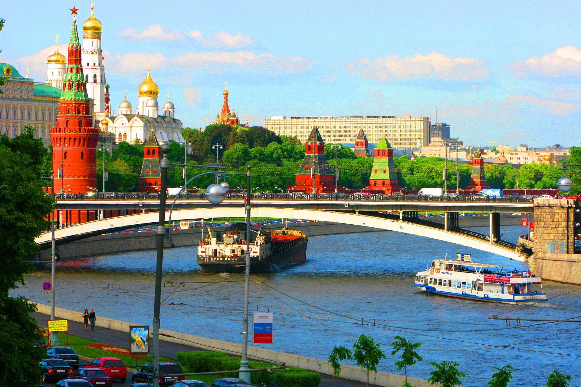 Москва — Кремль и Большой Москворецкий мост через Москву-реку